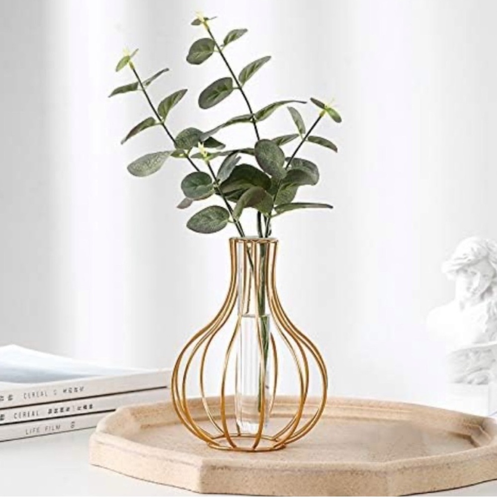 Elegant Gold Wire Frame Vase